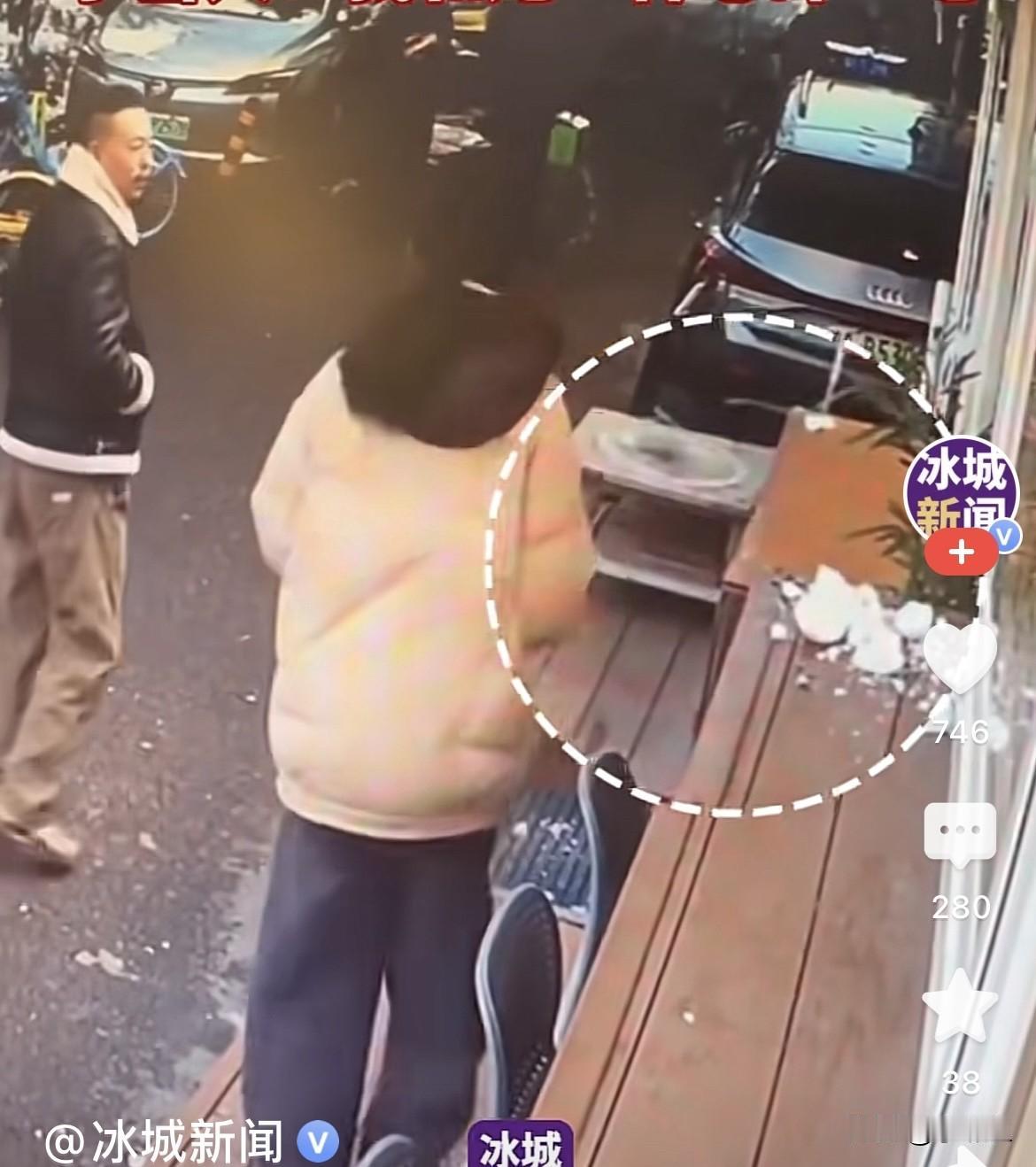 近日，北京一漂亮女子在自己门店门口一个台上，满心欢喜堆了一个小小的可爱的雪人，刚