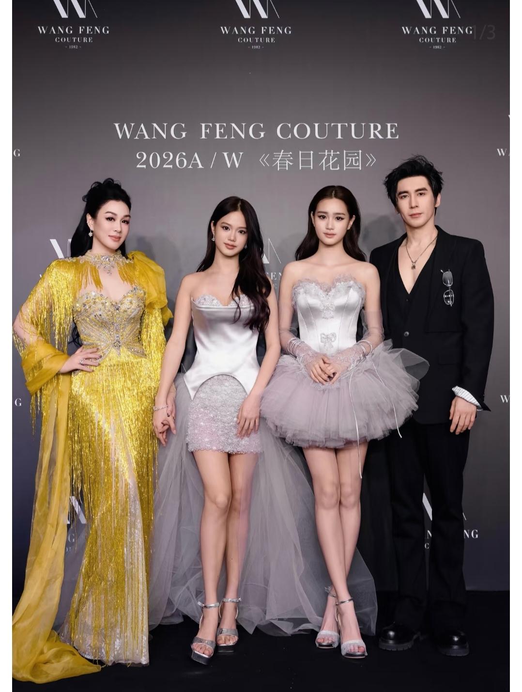 两个女儿够美了，但是再看一眼左边的她，还是觉得她美的无法形容。