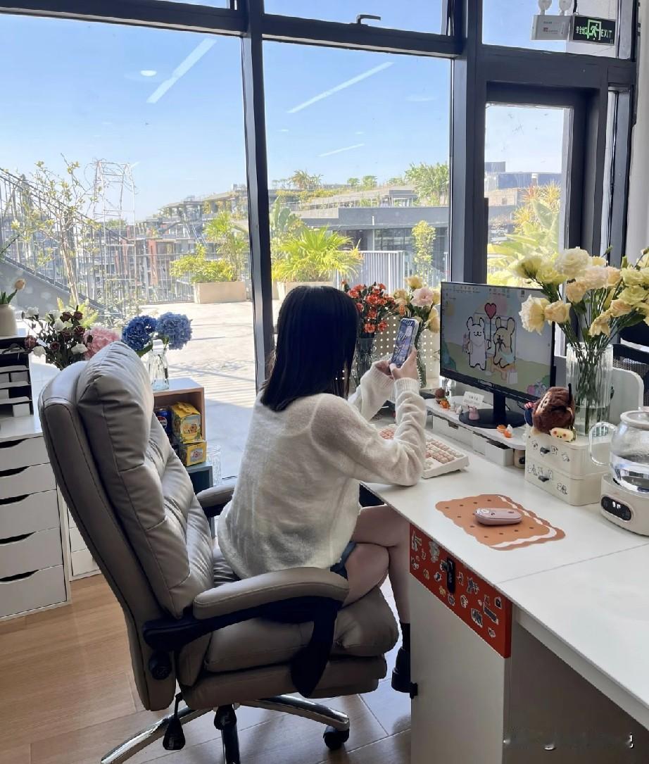 今天跟hr总监又学了一手，在和候选人谈薪的时候，岗位预算是15-18k，候选人在