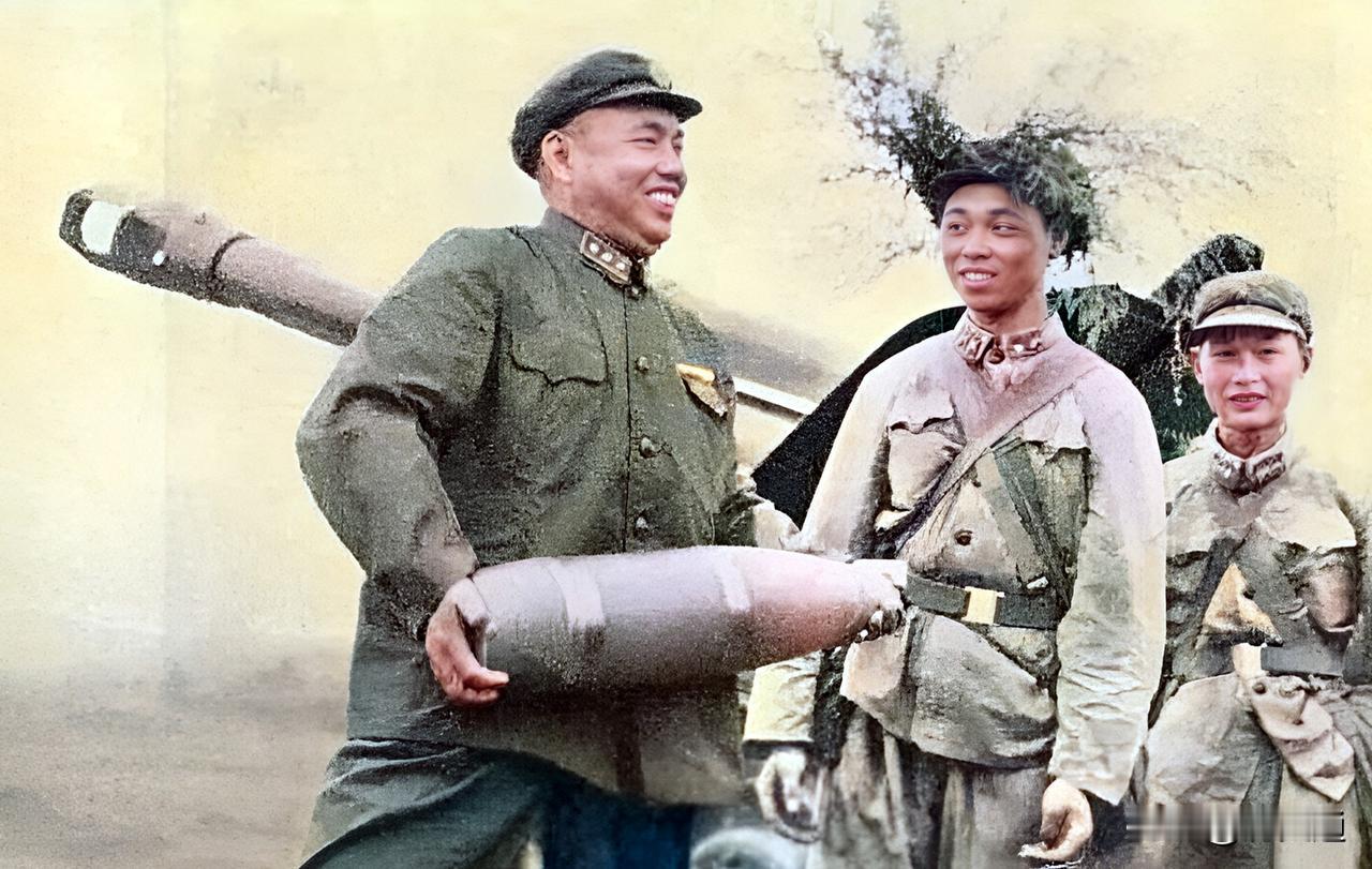 1961年，许世友将军在某炮兵阵地搬起一枚极重的炮弹，底气十足地向身边的两名战士