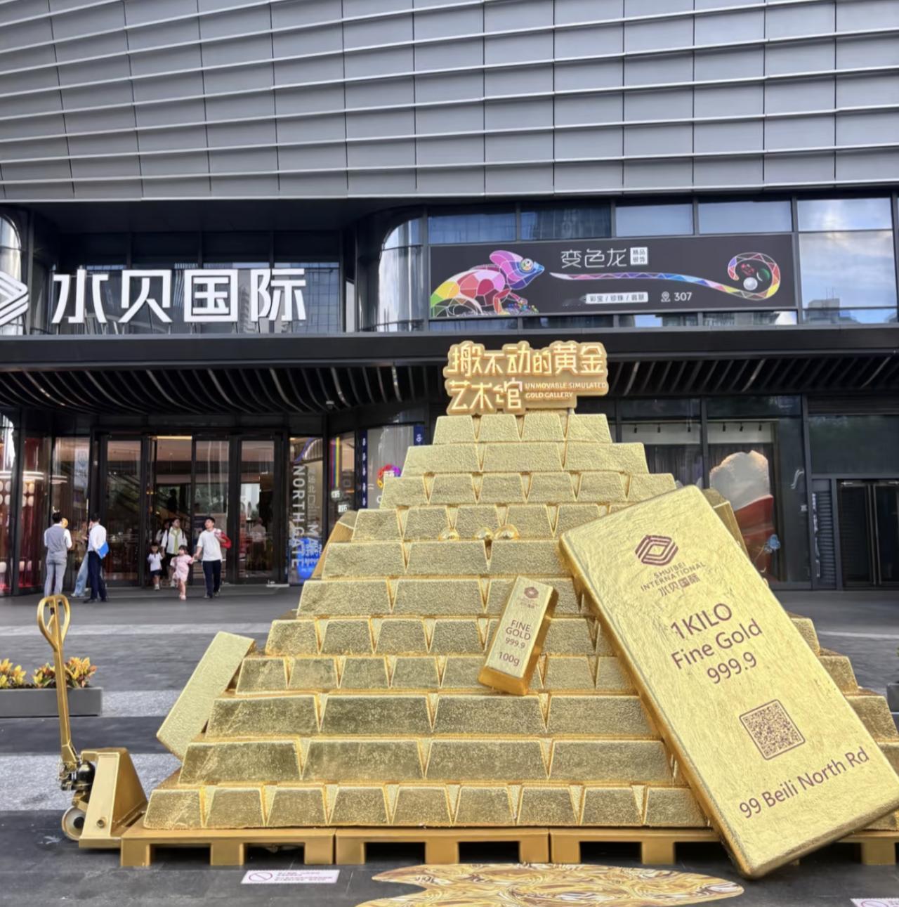 深圳水贝最近可真是黄金“戏码”不断。先是爆出“黄金大劫案”，涉事料商“粤宝鑫”关