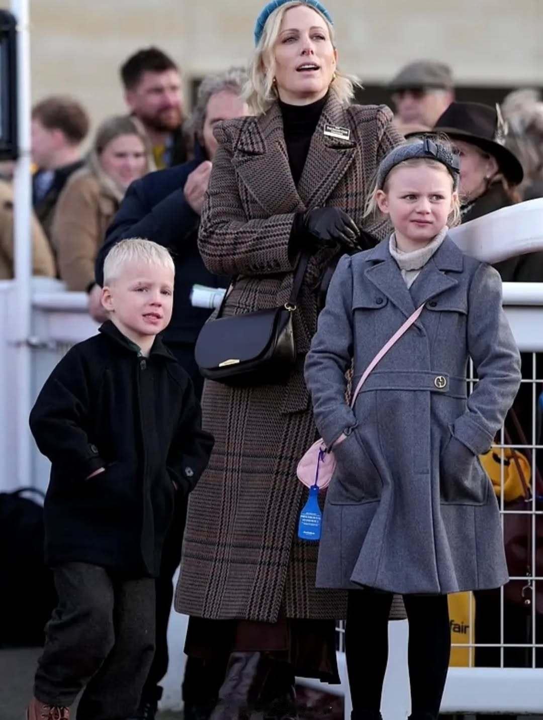 1.1英国安妮公主儿子皮特、女儿扎拉以及家人观看马术比赛皮特小女儿艾拉可真漂亮