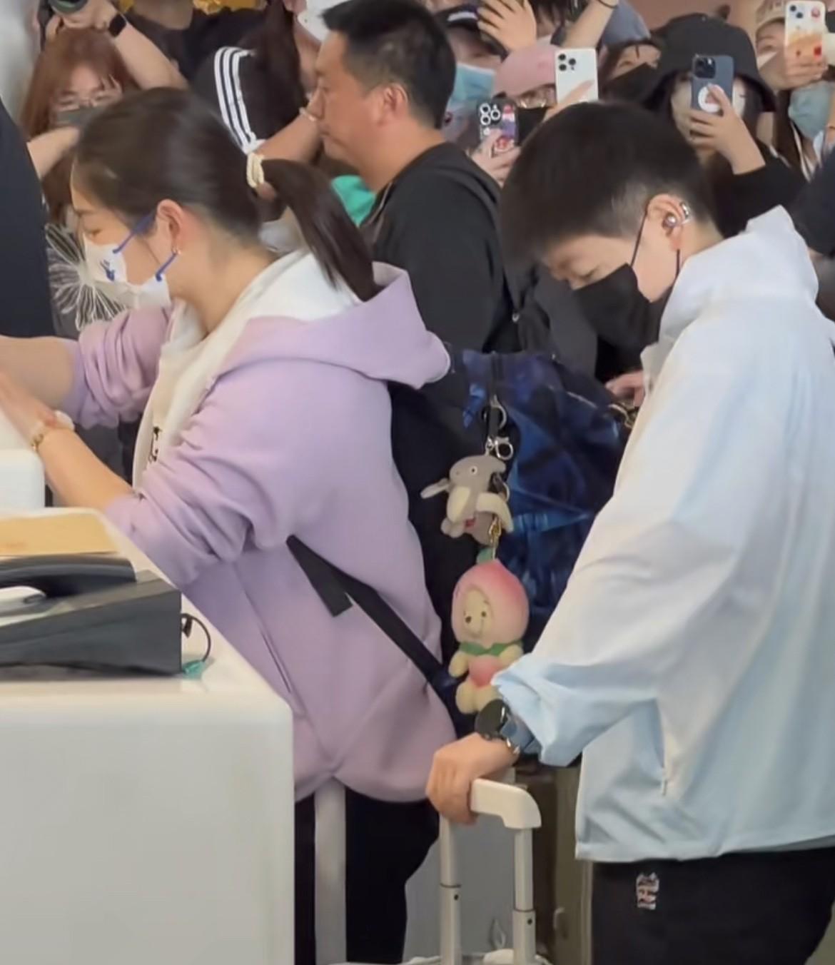 孙颖莎北京出发多哈世锦赛小杨来了，带着行李箱来给莎莎送行，看样子是要去多哈了