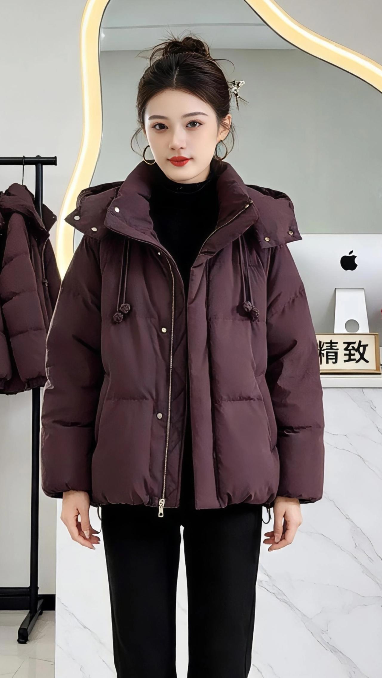 深紫暖冬深紫的绒面裹着冬日的风，像把整个黄昏的温柔都缝进了衣料里。她