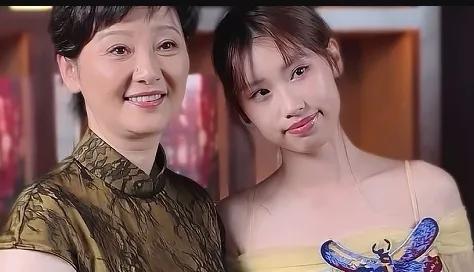 徐帆带着养女徐朵出席活动，画面很温馨。落座后徐帆自然地给徐朵整理裙子，尽显母爱。