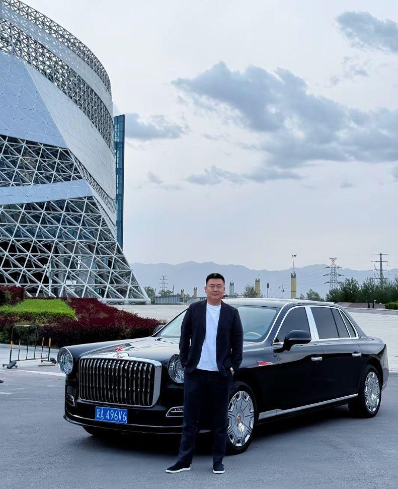 贷款500多万买辆800万的红旗，然后一脚油门开3000公里。每公里烧掉70块