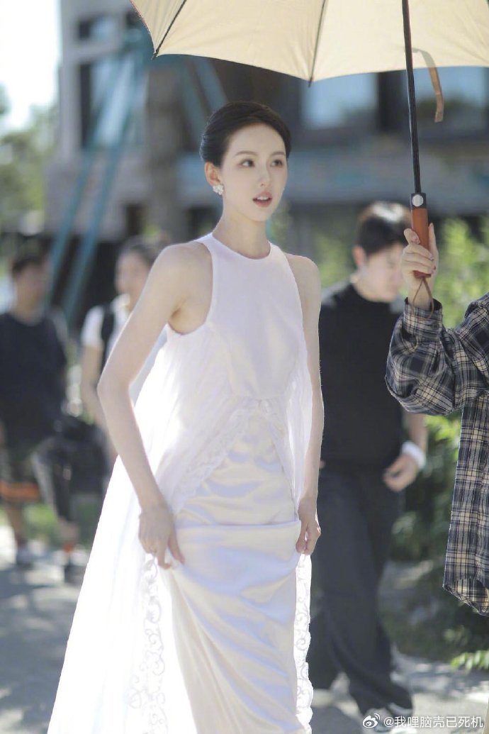 陈都灵大光明白裙造型陈都灵无袖白裙月光女神陈都灵大光明白裙造型，是出发栩栩华