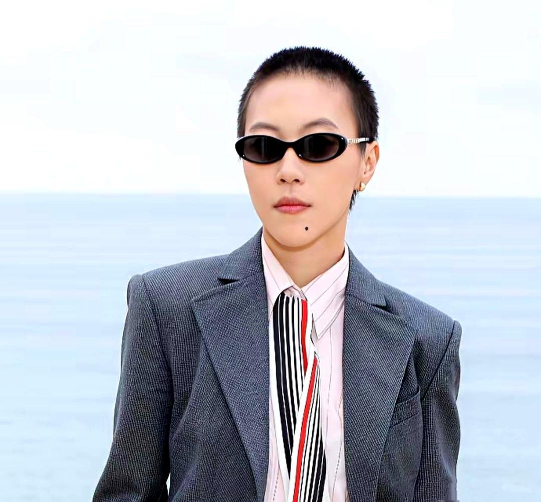 你敢信吗？窦靖童最近在海边出席活动，一身西装造型直接帅到热搜上了！说实话，