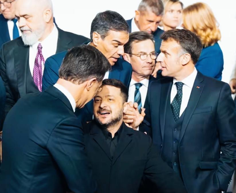 泽连斯基又体验了，被围在中间的感觉啊！站C位的感觉是不是感觉很好啊？