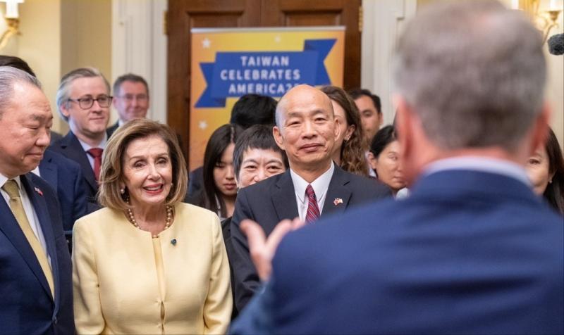 韩国瑜与佩洛西等人见面。外媒6月25日晚报道，台湾“立法院长”韩国瑜率七名“立