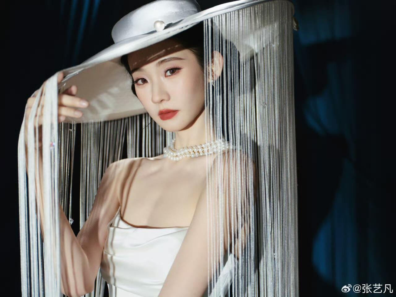 女明星都美成啥了救命啊内娱的女明星们是吃了美颜滤镜吗！一个比一个闪瞎眼，风格还