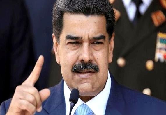 他爹是纳粹。刚选上总统，还没上任呢，就放话要把国内三十多万移民，全清走。这画