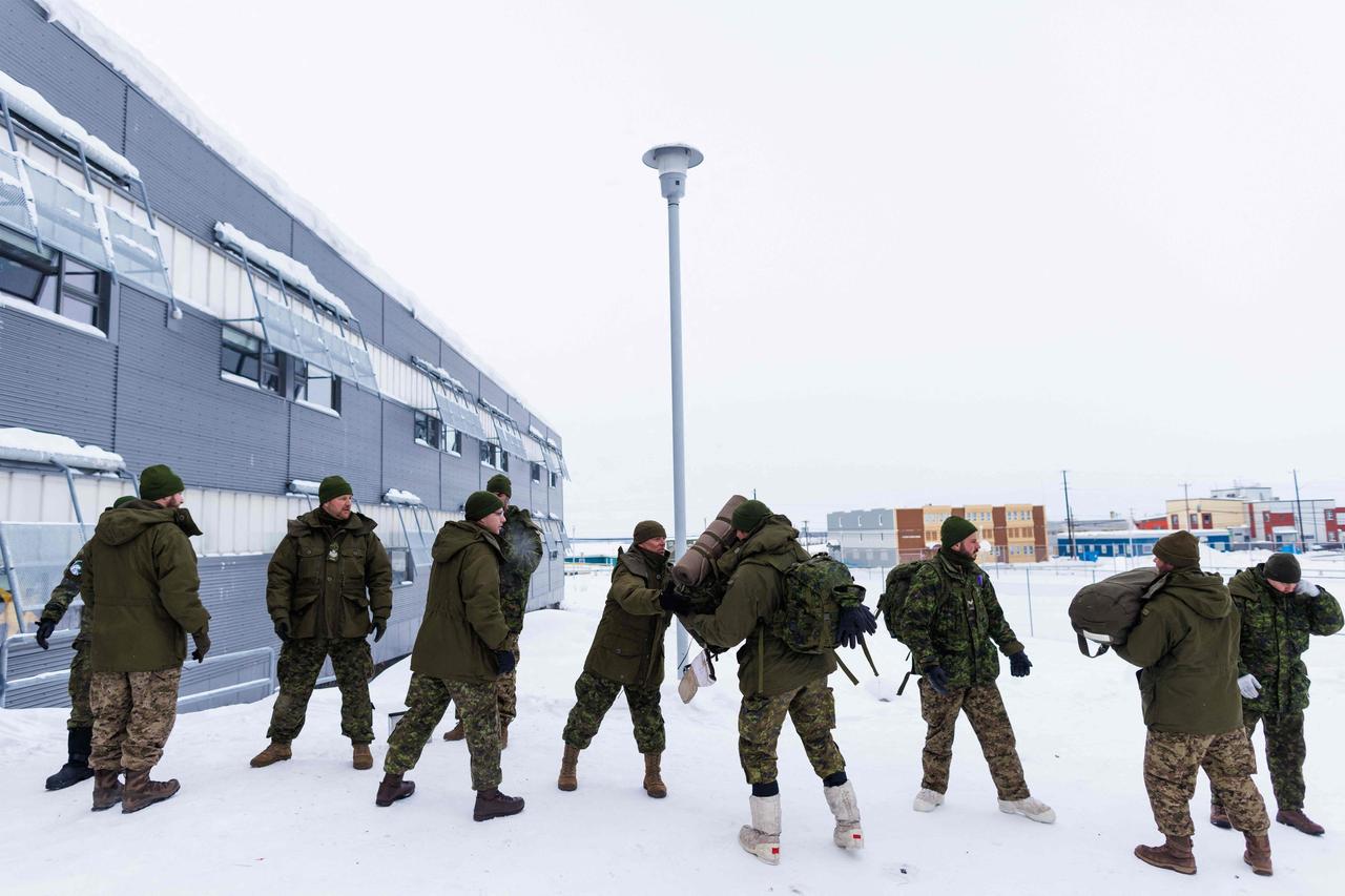 快报！特朗普把百年伙伴逼成了对手。据央视记者获悉，1月20日加拿大两名政府高官