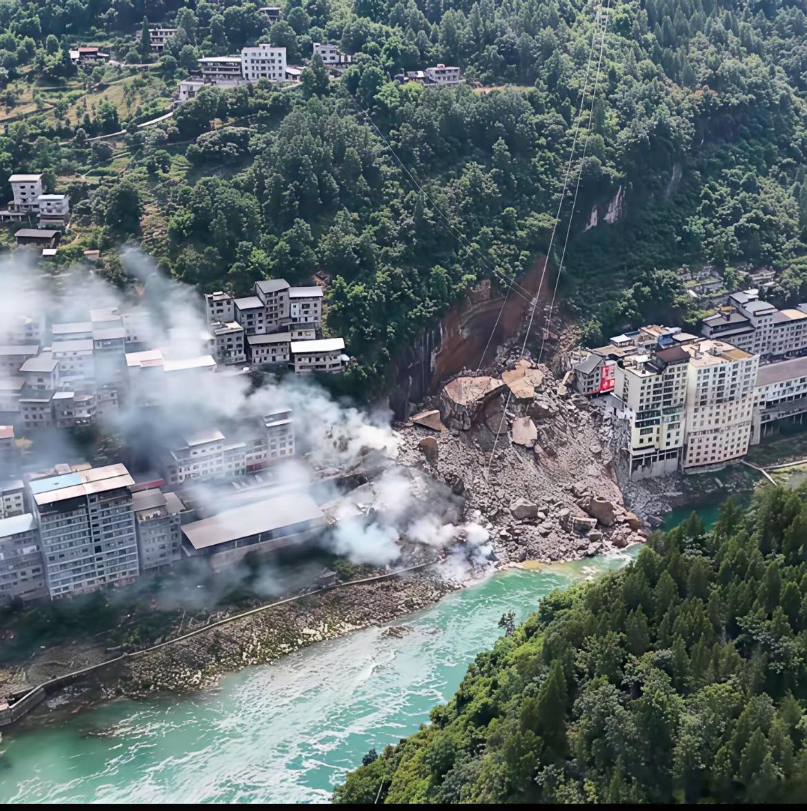 重庆彭水山体塌方，给我们敲响了警钟。1.尽量不要住山边的房子，特别是自建房，认为
