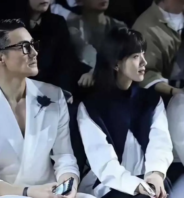 谁懂看到胡兵旁边那个女孩的时候，我满脑子都是“这是谁？怎么这么眼熟！”努力在记忆
