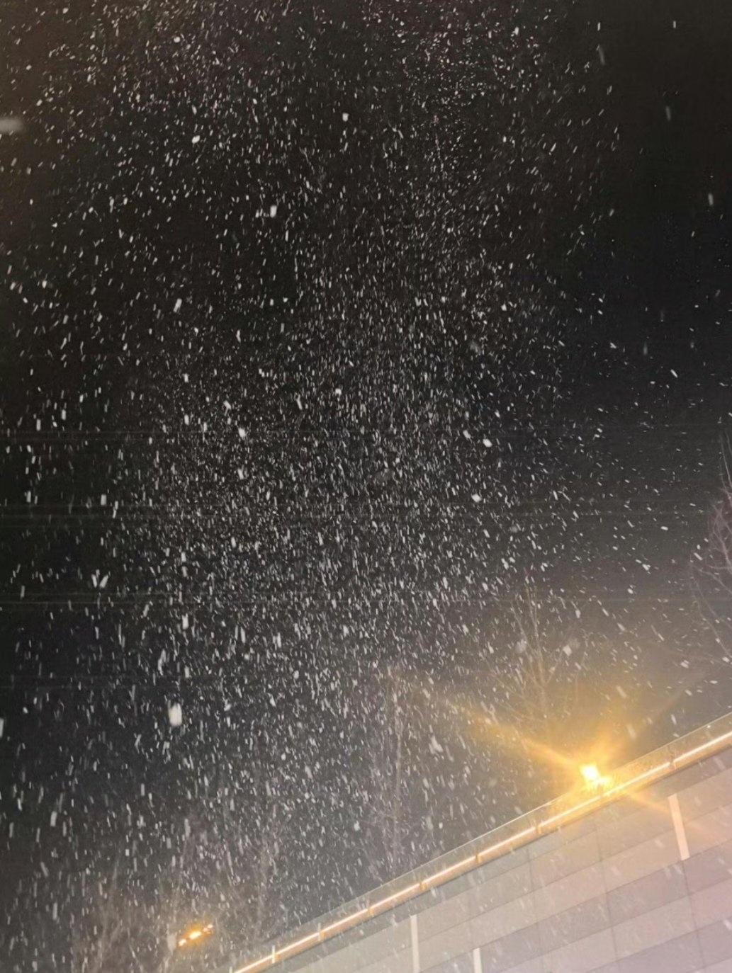 上海下雪刚过元旦，现在己处于三九时节，上海传闻在2026年1月6日傍晚下了一场雪