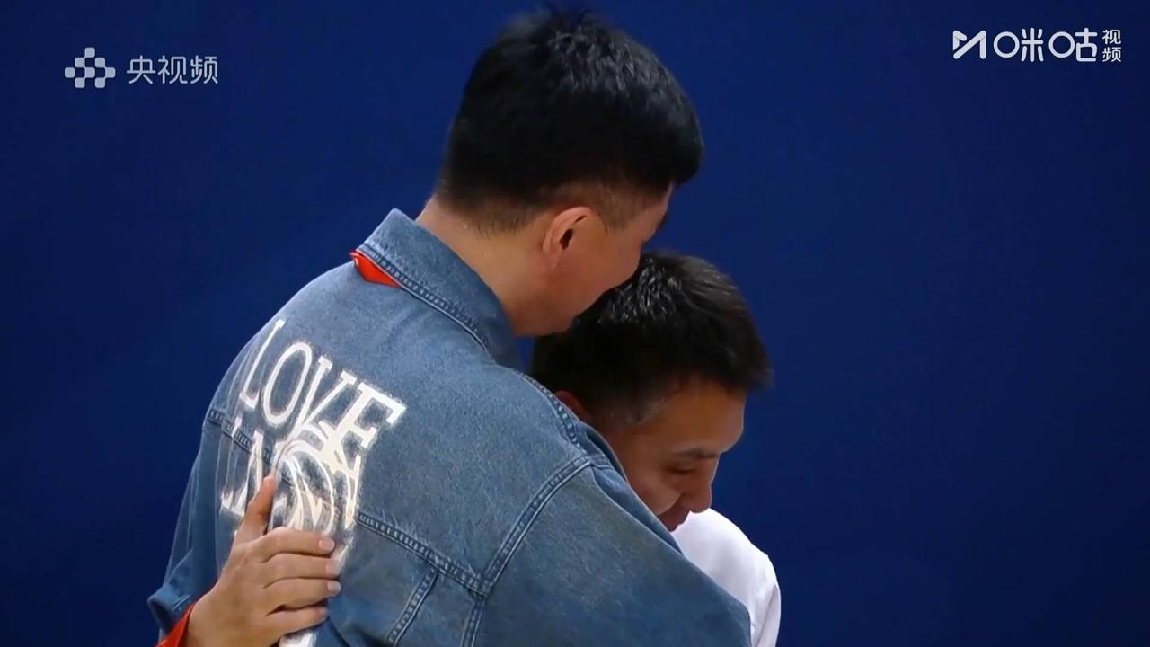 广东U18男篮主教练在杜锋怀里哭成泪人！作为东道主的主教练压力太大了，不夺冠