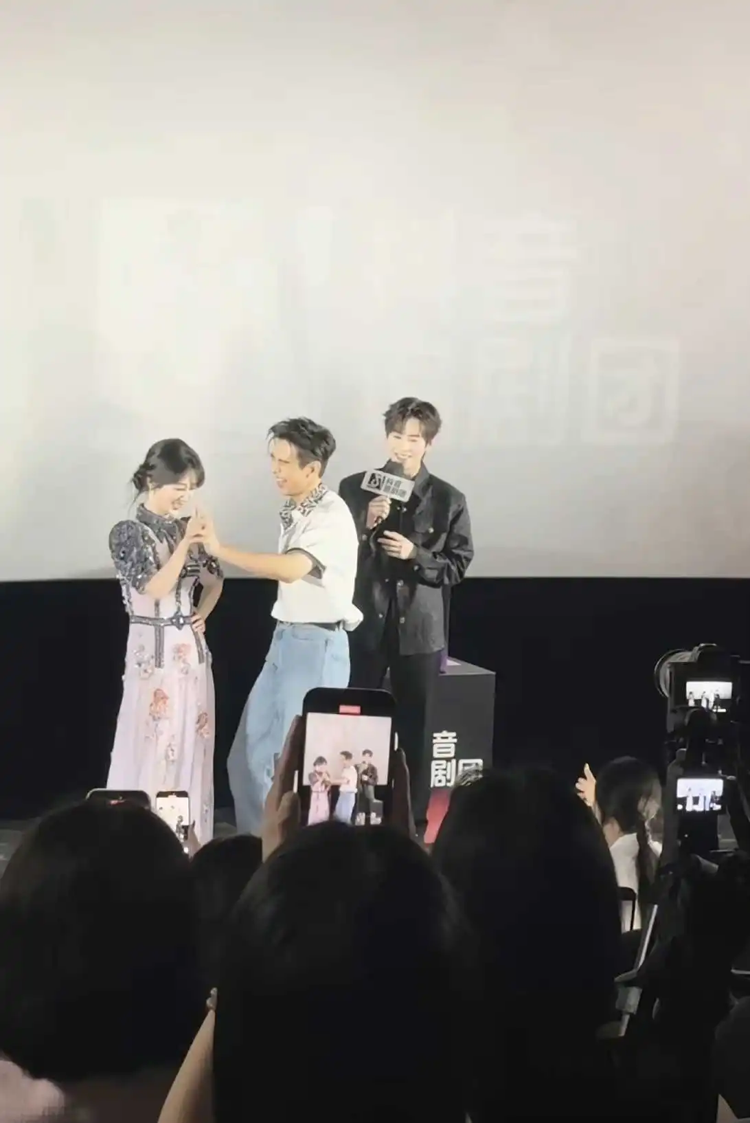 杨紫和李现懂得距离感，二人虽然剧里演恋人，但是现实生活中宣传时候真的好有距离感，