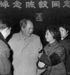 建国之后，毛主席很少去参加老同志的追悼会，他心里想得透亮：自己作为党的最高领导人
