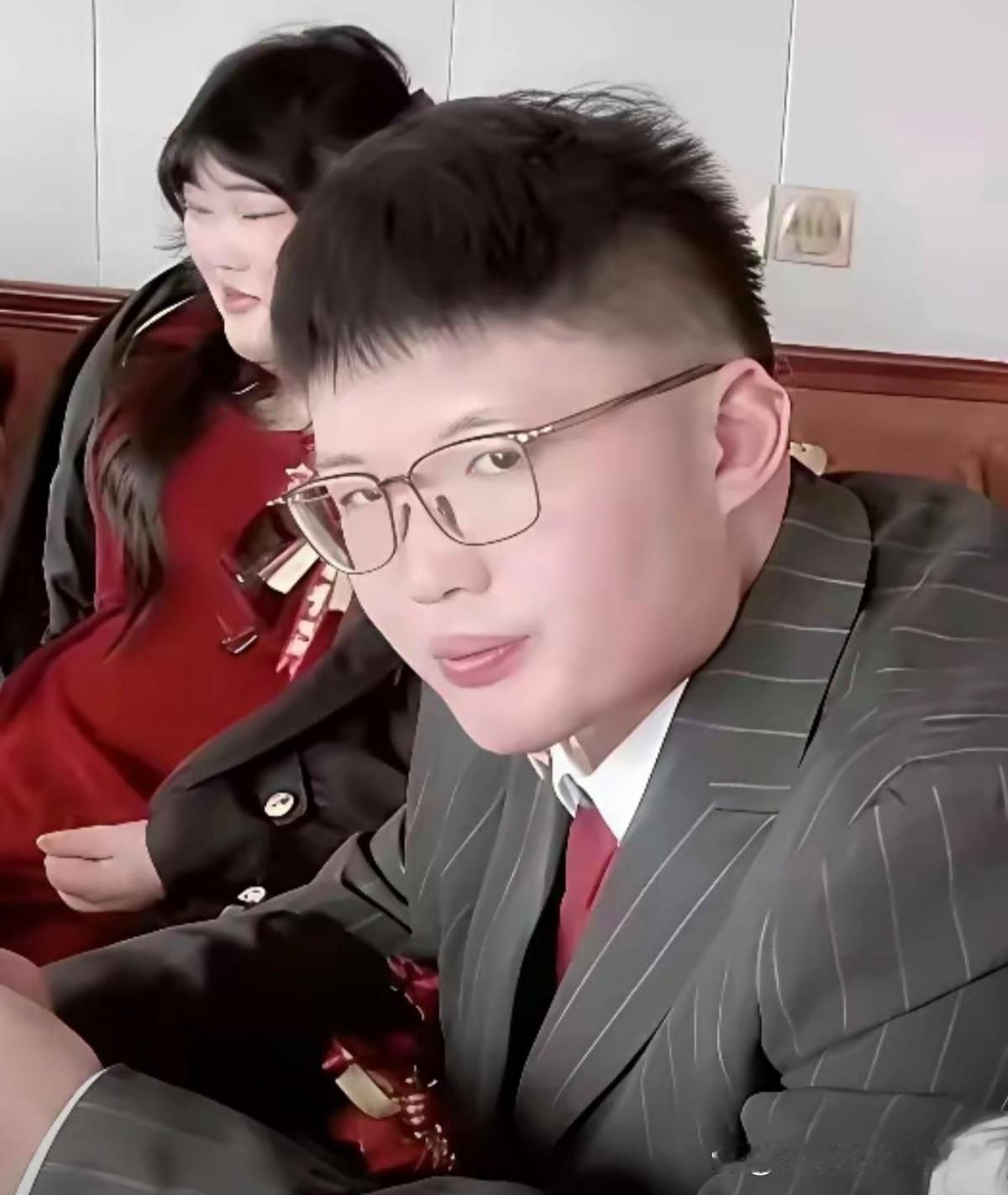 大衣哥女婿在婚礼上全程没笑。腮帮骨鼓着，眼神往旁边斜。镜头扫过来，他嘴角往下压