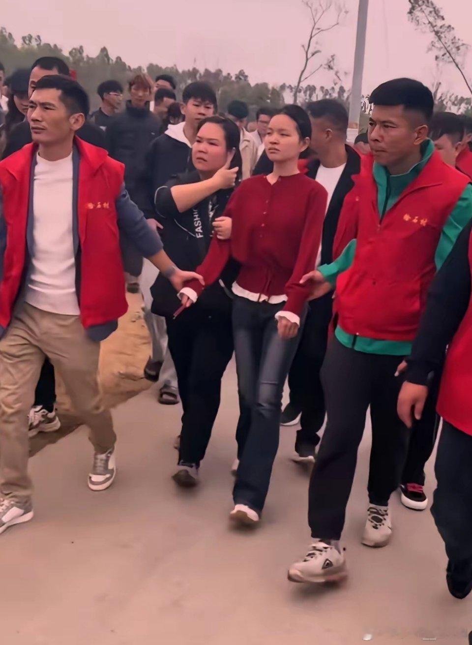 整件事的来龙去脉是这样的：妈祖真正选中的是这个女孩，妈祖已经附在她身上，就等着上