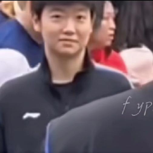 莎莎露出久违的女孩子娇羞模样。因为她和樊振东在一起。运动员合影，樊振东