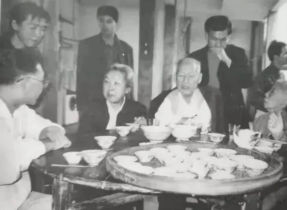 1999年11月23日，刘复之和夫人在梅县老家与亲人吃味酵粄，回味儿时的味道。“
