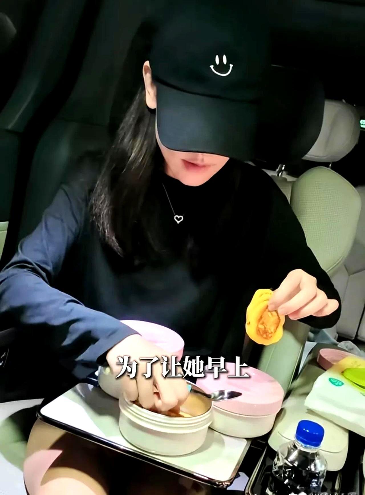 把早饭搬到车上，还拿勺子喂三岁女儿？孙骁骁这一波“大小姐服务”把网友看愣了。她送娃上学，为了让孩子多