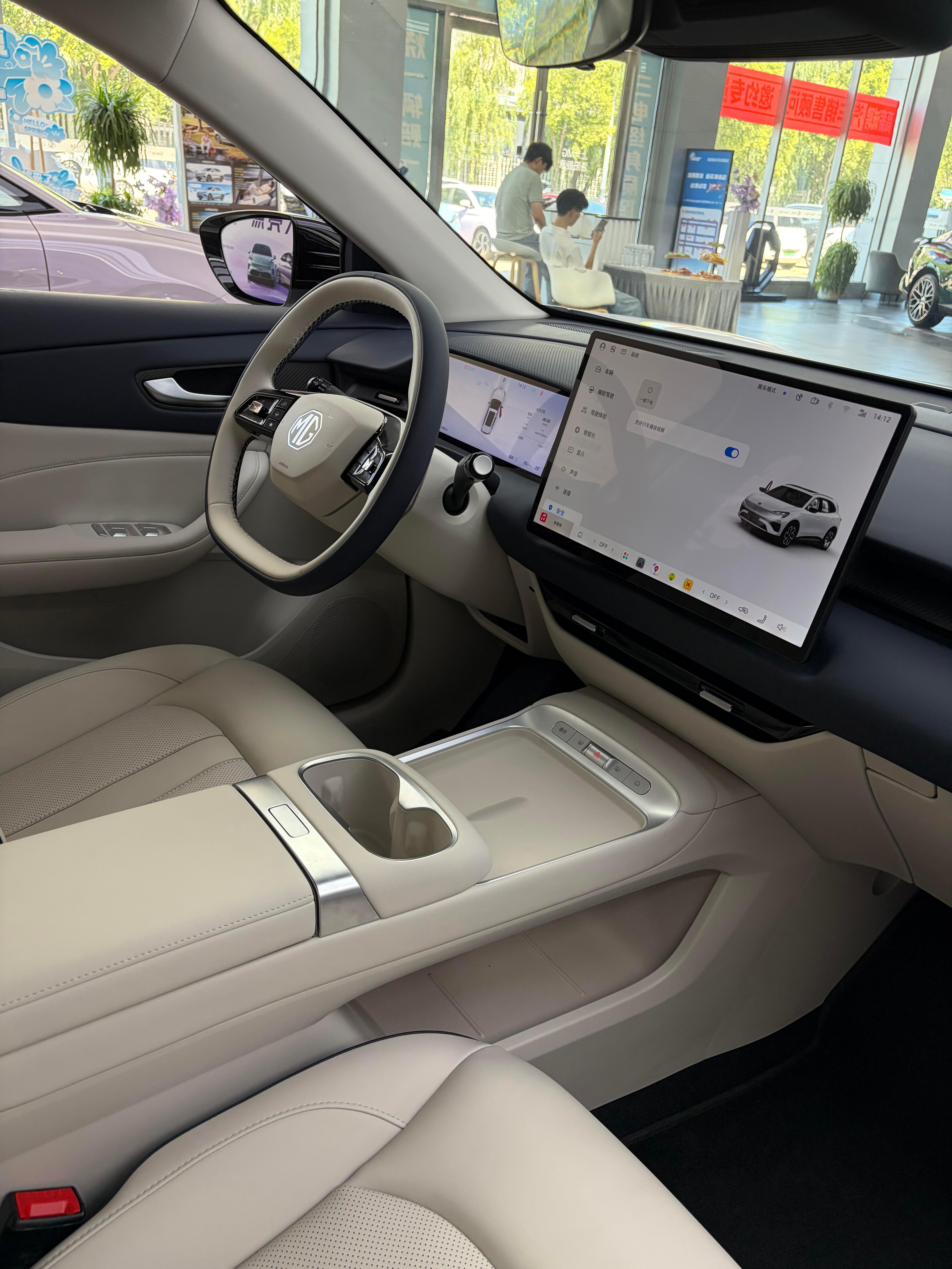 紧凑纯电SUV后驱配五连杆，城市钻巷停车轻，大屏加语音好上手，日常通勤、接送娃不