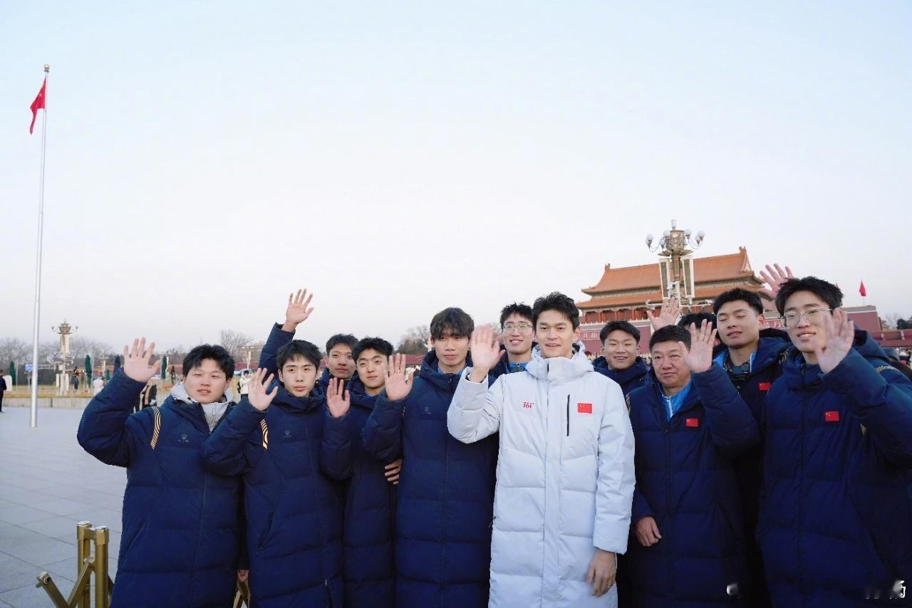 孙杨开口以为泳池来水了孙杨网晚舞台太有梗！唱《月亮照山川》一开口像泳池来水，全