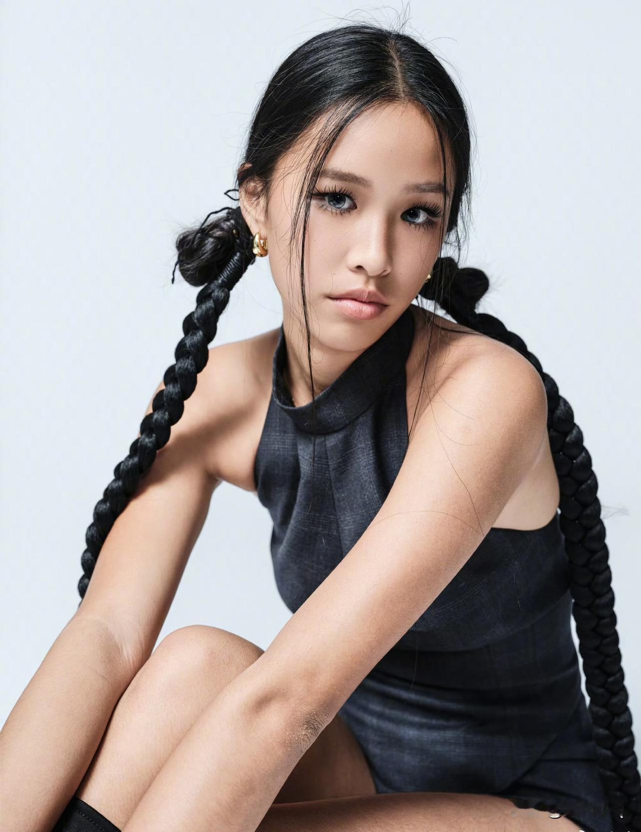 后期是真的没认真修图，张庭女儿皮肤黝黑，手毛和手肘鸡皮疙瘩都看得一清二楚。