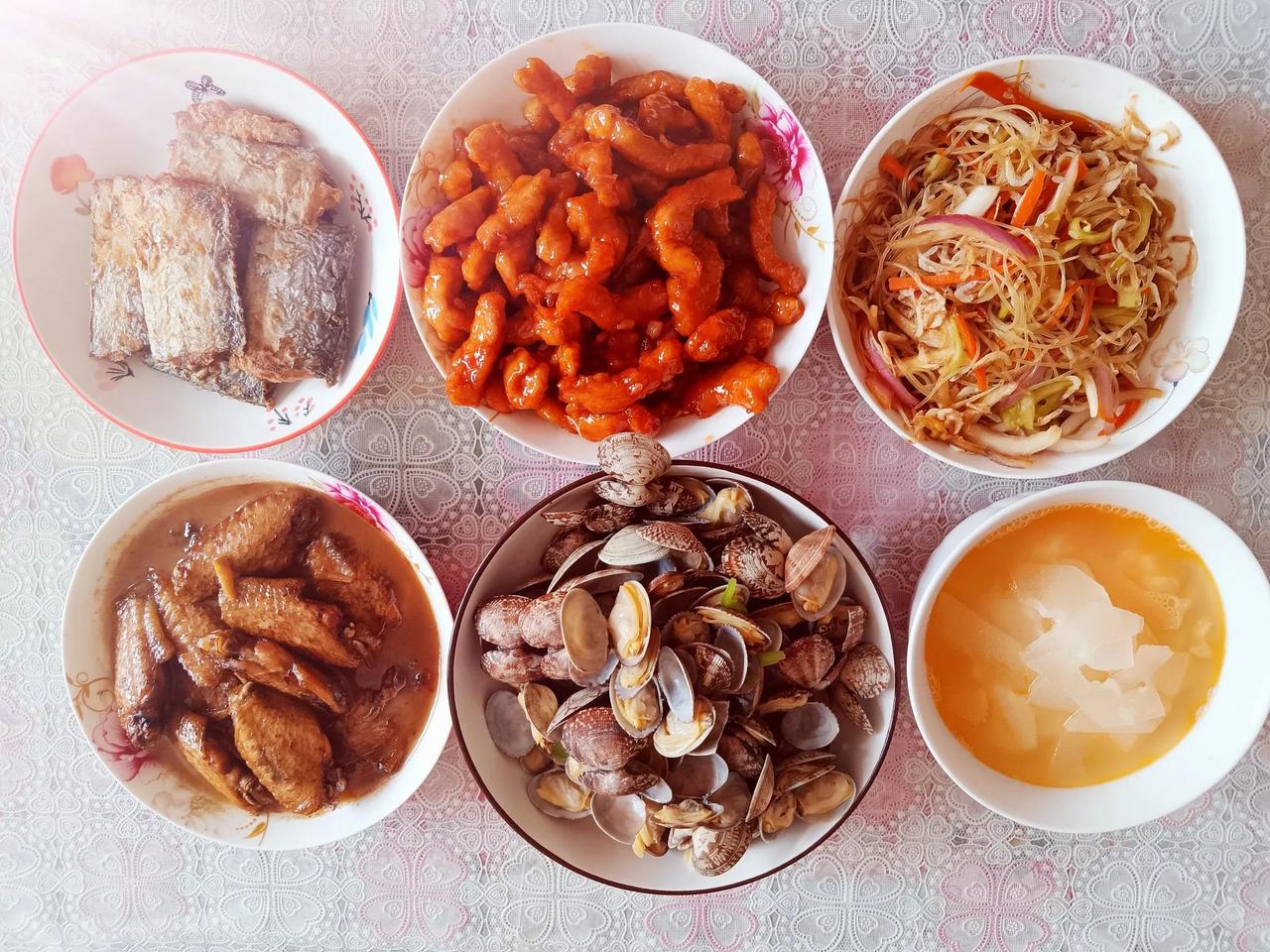 毫不夸张的说，为了做这个六道菜，我从早晨五点就起床了，然后一大早去了菜市场。