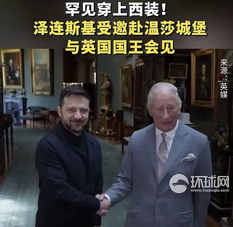 他终于穿上了！原来他有西装！