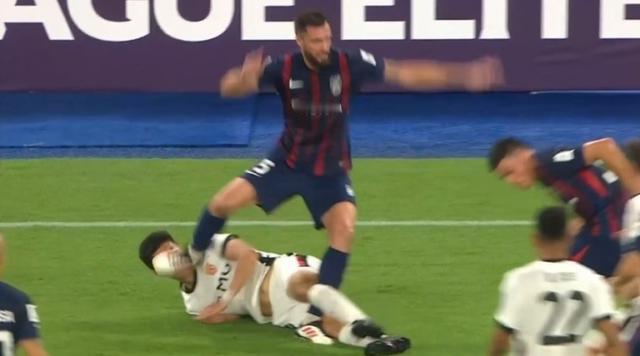 虽实事求讲这一脚太黑了，就是故意冲着人踩下去的[笑着哭][笑着哭][笑着哭]