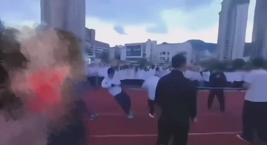 官方通报副校长用脏话辱骂女学生: 已被停职检查, 并向学生及家长道歉