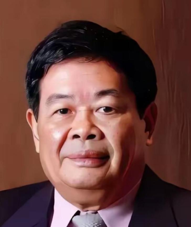 2013年，曹德旺想在美国买个8万平米的厂房，房东是个犹太人，开价2800万。曹