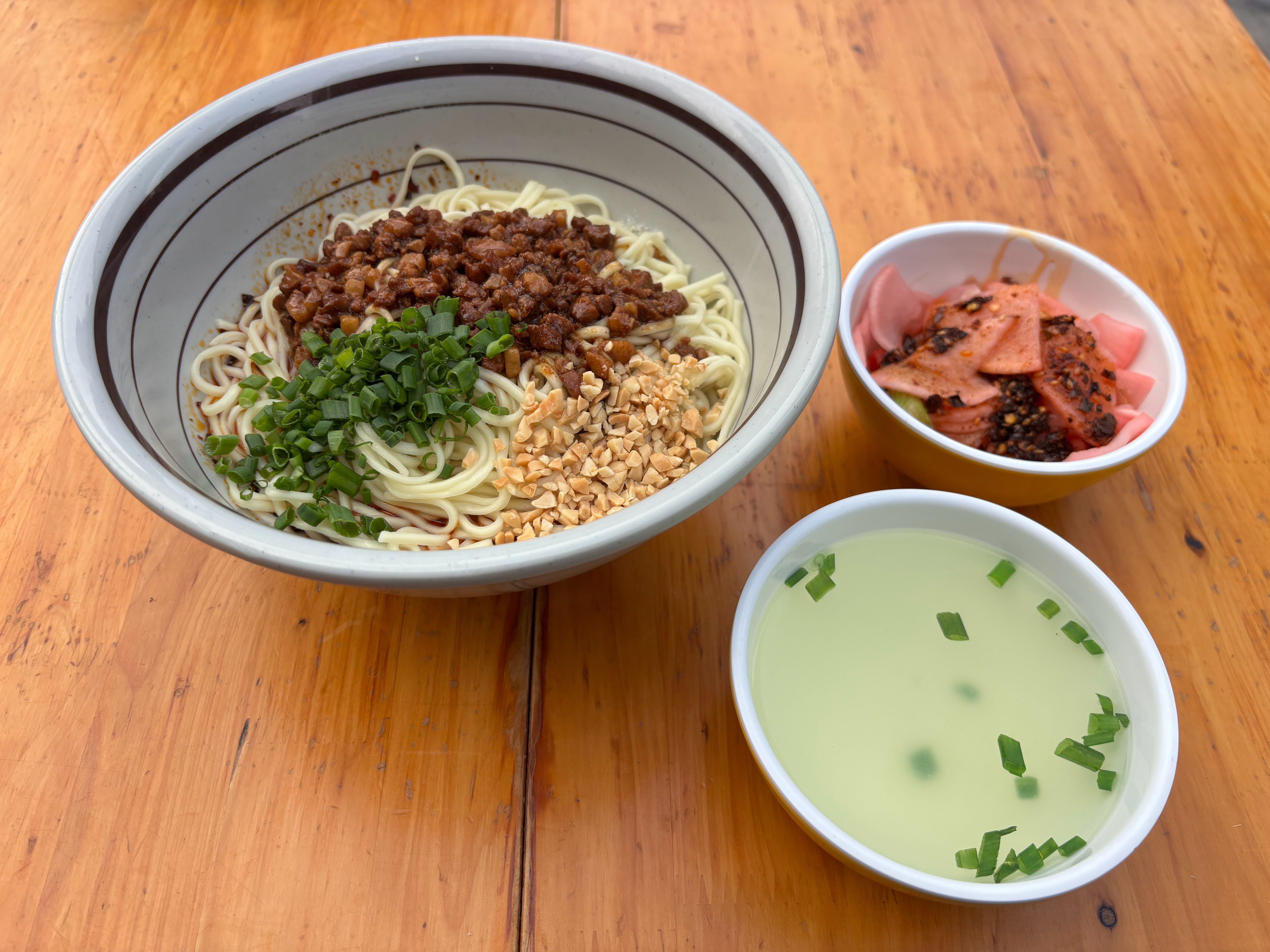 跑完6公里，吃碗碳水。3两素椒杂酱面，霍转霍转。跳水泡菜淋入红油，拌匀净。吃起…