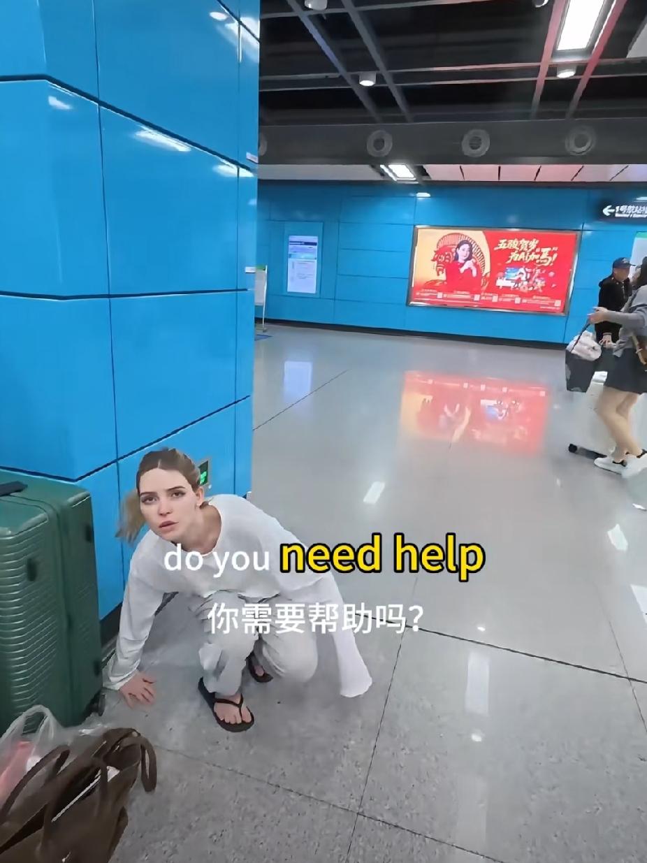 一段中国小伙子帮助俄罗斯游客的视频在外网火了，YouTube上已经有300万点赞