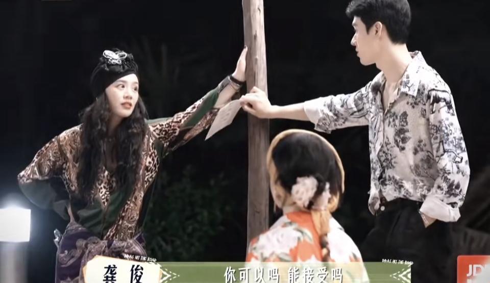 家人们，《花儿与少年7》龚俊选导游这段，直接封神！他早早就列好候选人清单：张晚