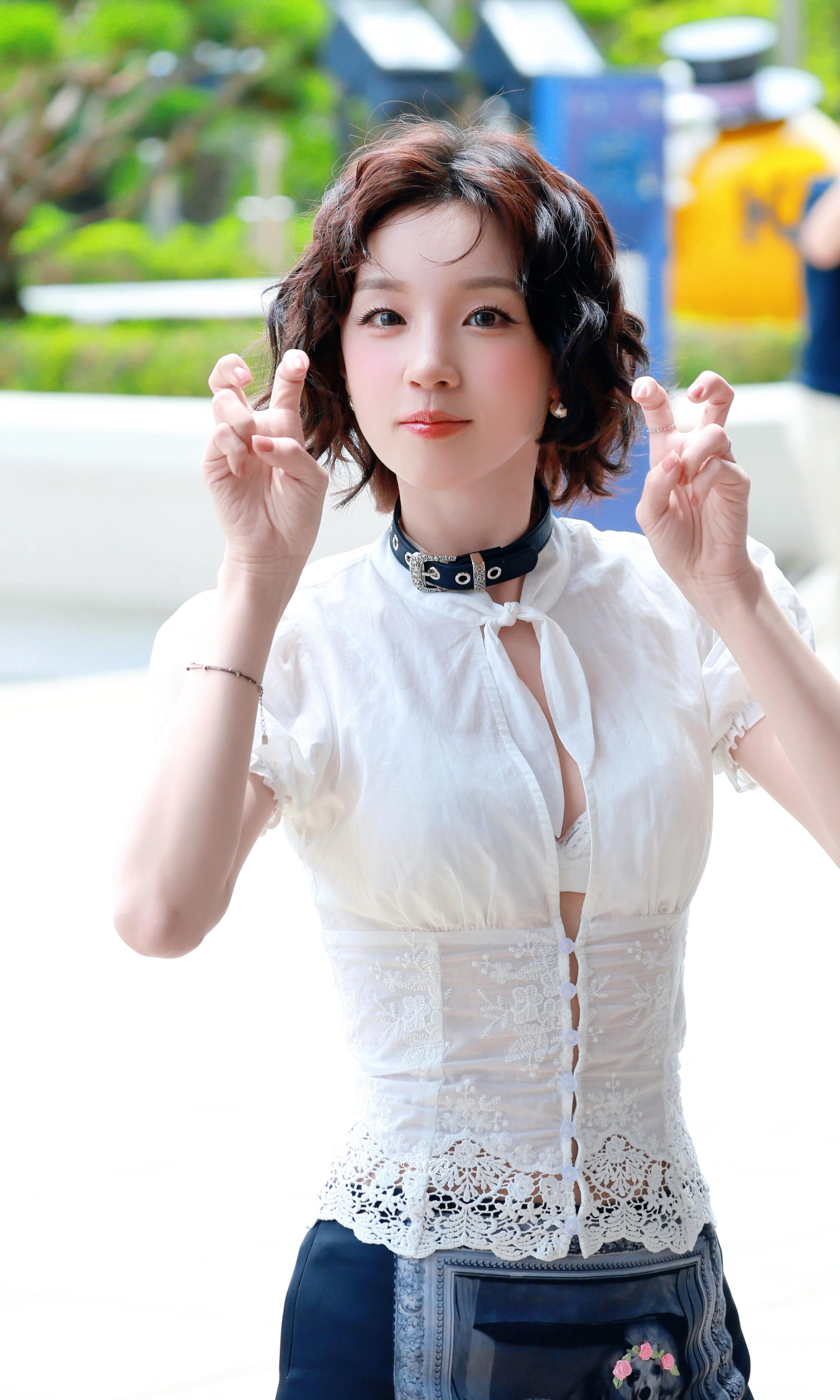 宋雨琦羊毛卷短发换新发型的宋雨琦！短款羊毛卷，比长发多了几分俏皮感。