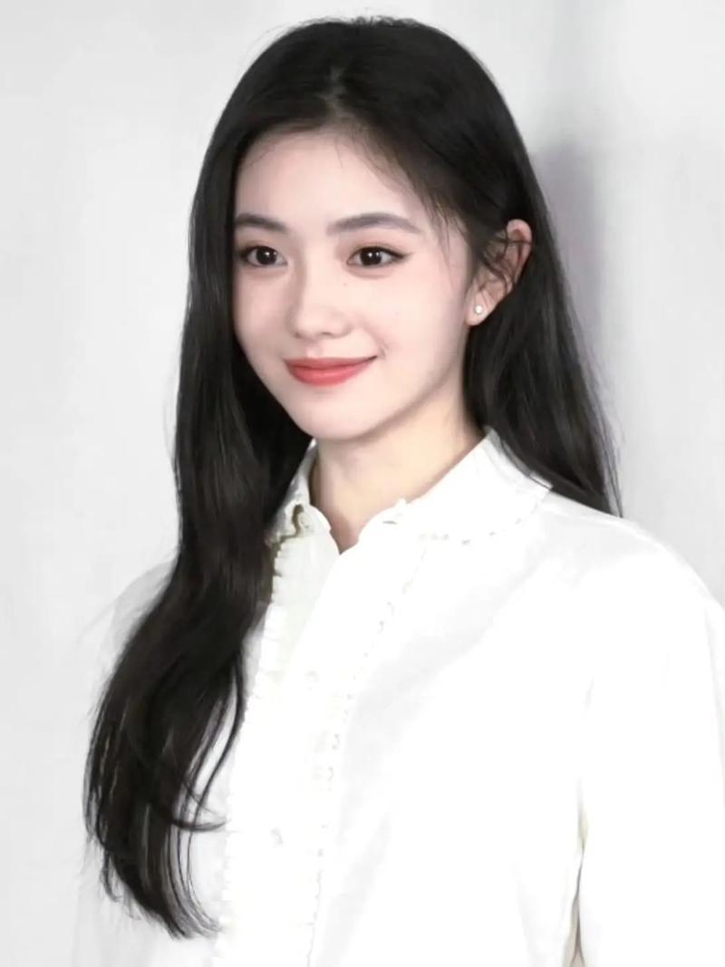 2016年，张艺谋认真叮嘱16岁的刘浩存：“你就等着啊，别乱接戏，别拍广告，保持