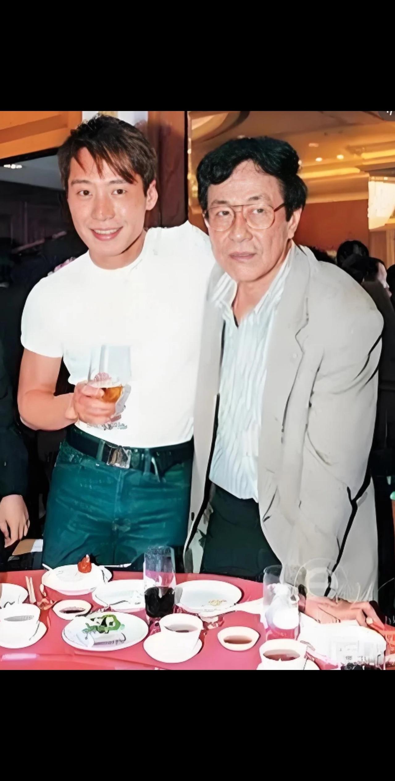 原来黎明的书卷气来自父亲。