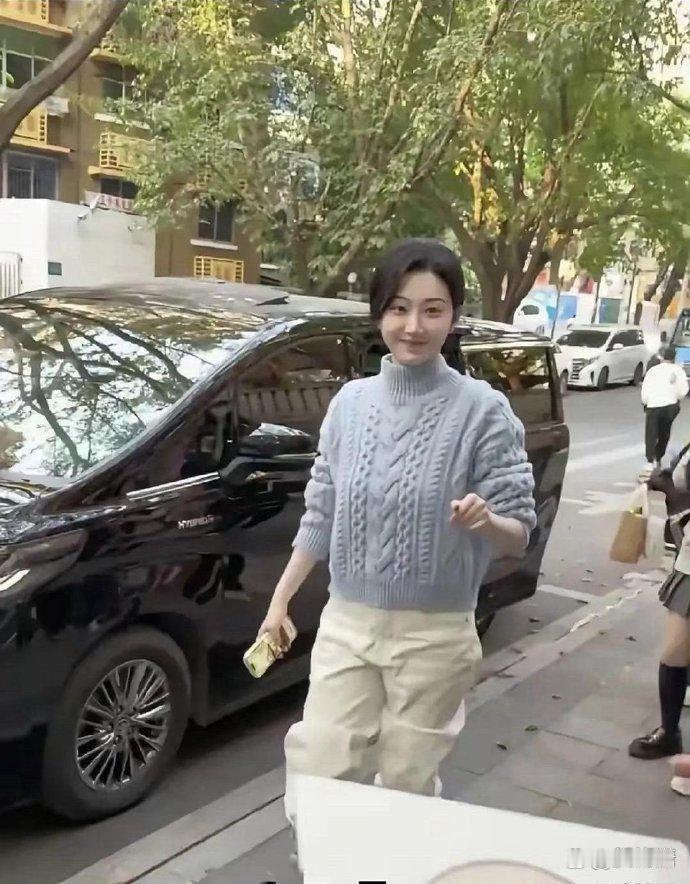 景甜真人颜值真的太能打，和镜头呈现出来的感觉截然不同，本人比荧幕上还要惊艳，颜值