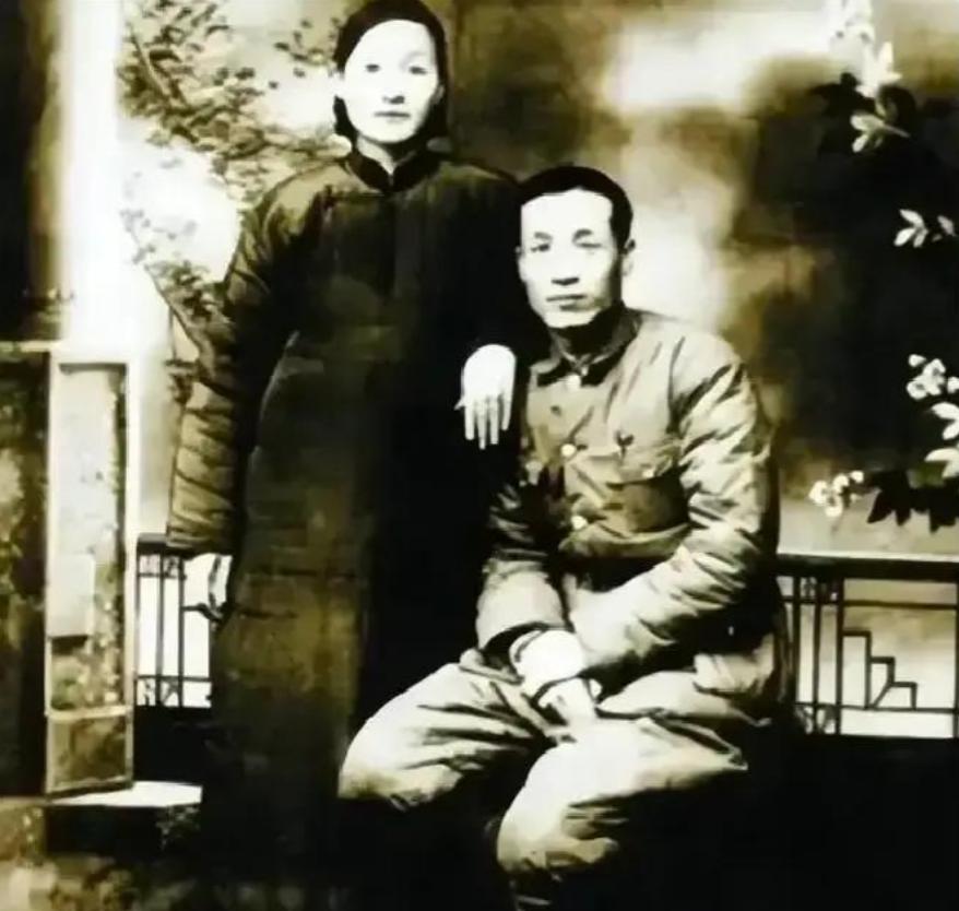 1949年傅作义的妻子在重庆机场被截，下落成谜，地下党找了几个月没有结果，一个邮