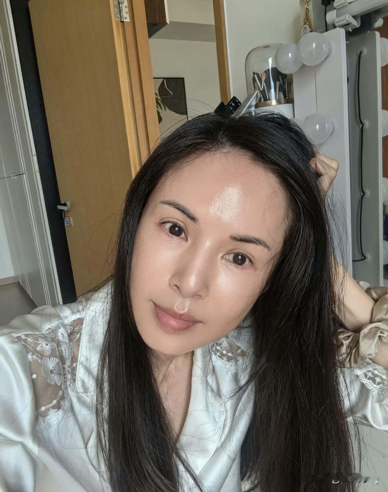 李若彤的保养真是大写的牛啊，她都60岁了，容颜和身体机制哪有一点像60岁的奶奶啊