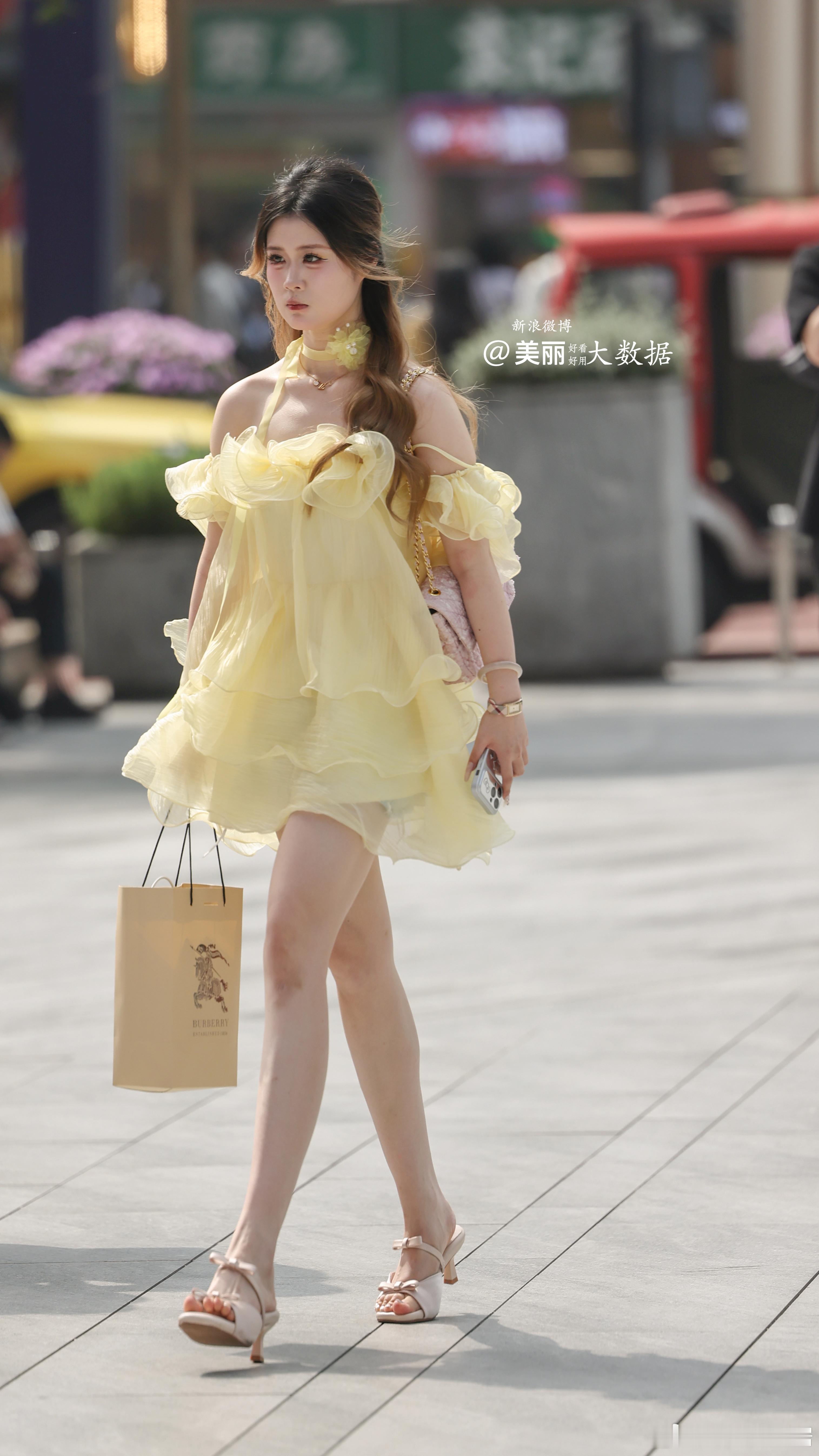小姐姐有点严肃啊。。。