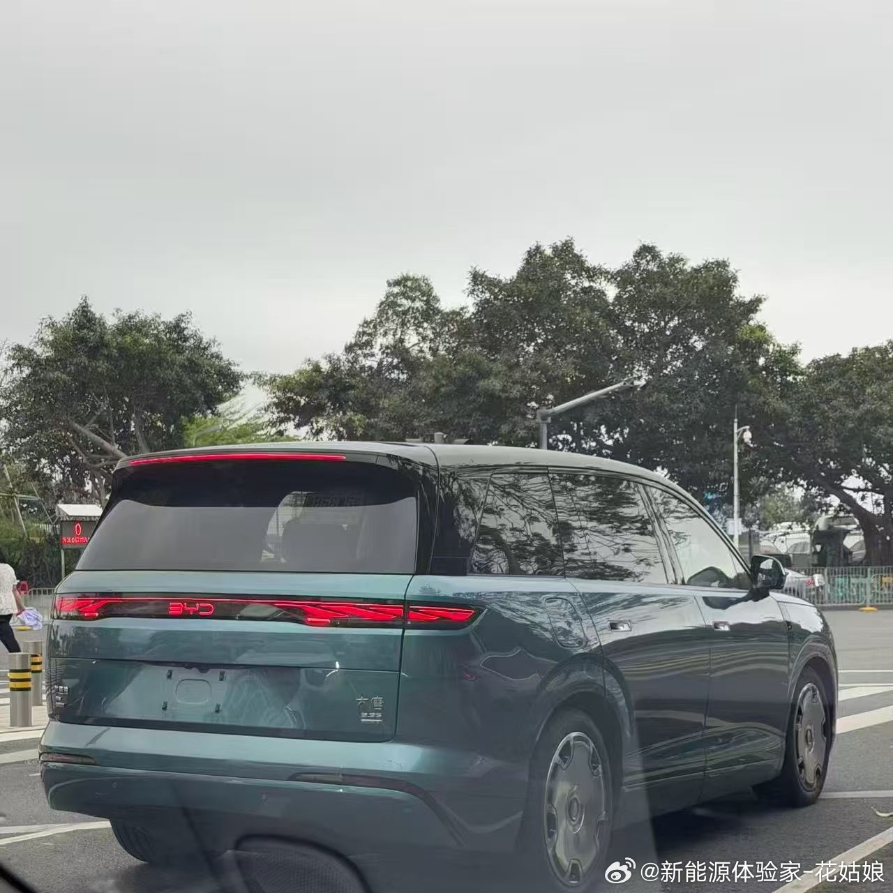 比亚迪大唐这台青釉色的大家伙，实车质感直接拉满！贯穿尾灯、悬浮车顶，还有这台大饼