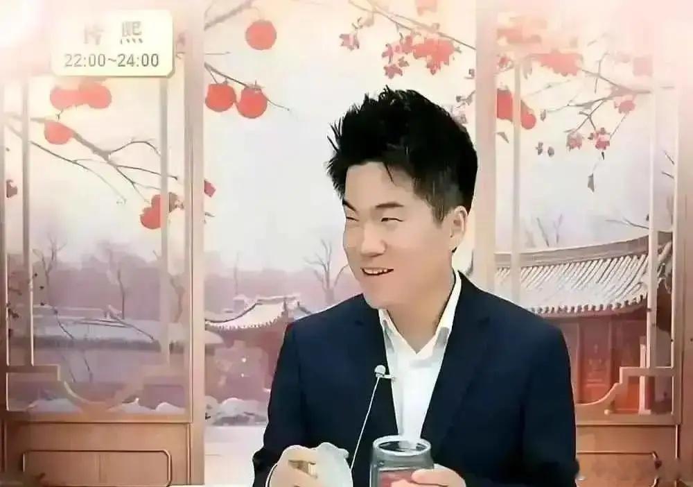董宇辉拆西梅干，袋子已经撕口，他愣住，想换。耳机里冒出一句：“别换，下班我拿走