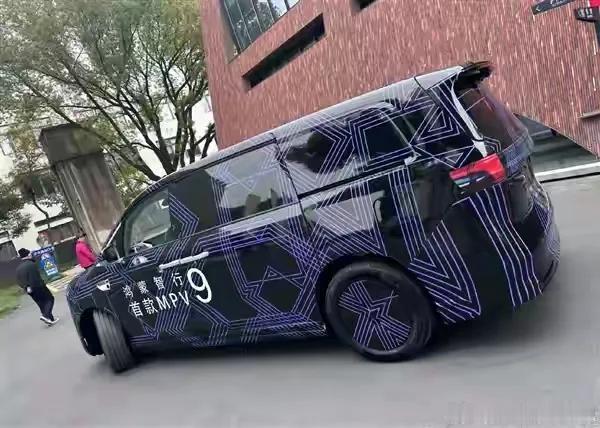 华为系首款是岚图梦想家，很多新媒体把华为智界9说成首款华为系MPV肯定是错误的。