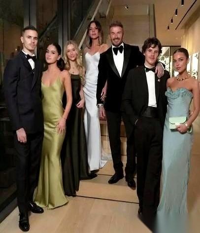 维多利亚说，她为贝克汉姆感到骄傲到无法用言语表达。我看到这句话的时候，愣了一下